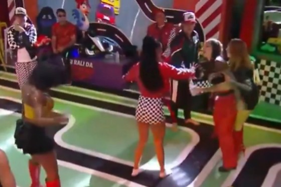 O clima ficou ainda mais tenso após uma provocação de Martina, que chamou Duda de “Maria r*la”. 