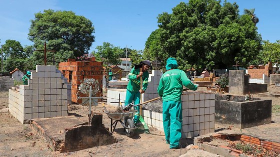 Pela primeira vez, a gestão municipal instalou banheiros químicos em todos os cemitérios da cidade.