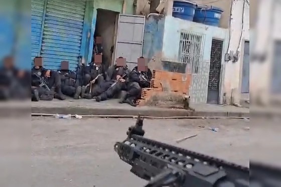 A coluna obteve acesso a vídeos inéditos que mostram a ação policial a partir da perspectiva da tropa. Nas imagens, é possível ver mais de 15 policiais se abrigando atrás de muros de concreto das casas da comunidade, enquanto o som dos disparos domin
