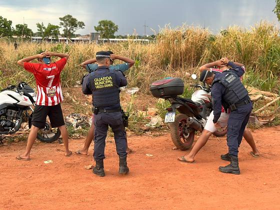 Os três foram encaminhados à Central de Flagrantes, onde ficaram à disposição do delegado de plantão