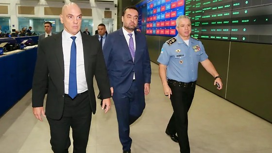 O ministro do STF Alexandre de Moraes visita a Sala de Inteligência e Controle do Centro Integrado de Comando e Controle, ao lado do governador Cláudio Castro (PL) e do coronel Menezes, da PM