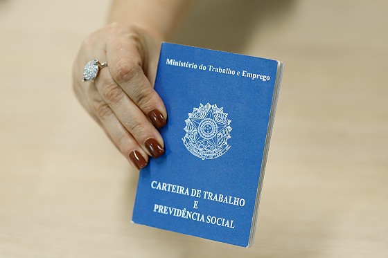 O cargo de Promotor de Vendas (15 vagas) também se destaca, com remuneração de R$ 1,8 mil mais VT, Ticket Alimentação, Seguro de Vida, Comissão, Bonificação Semanal e Remuneração Variável Mensal, além de parceria com o SESC e material de trabalho inc