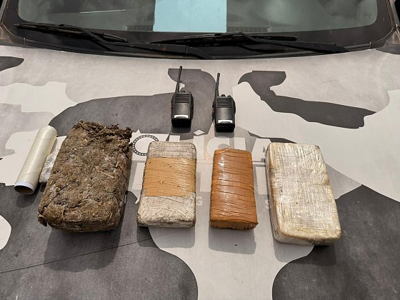 No local, os policiais apreenderam uma pistola Taurus calibre 9mm, um revólver calibre .38, um tablete de pasta base e três tabletes de maconha.