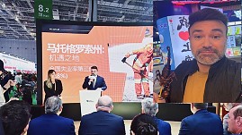 Presidente do LIDE MT prova iguaria em feira empresarial de Xangai