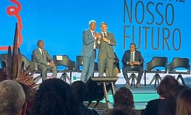 Governador interrompe Macron e dá pito em organização