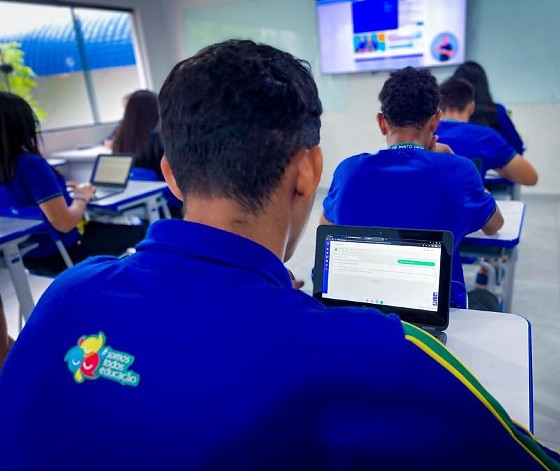 A rotina escolar ainda inclui quatro refeições diárias, o que garante acolhimento e suporte à permanência do aluno em tempo integral.