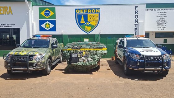 O condutor do veículo portava um revólver calibre 38 e 44 munições. Ele foi preso em flagrante.