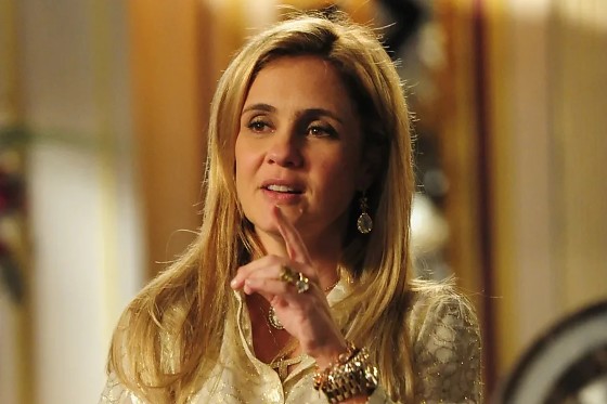 De acordo com o colunista André Romano, para voltar ao papel da icônica vilã Carminha, Adriana Esteves deve faturar um salário milionário.