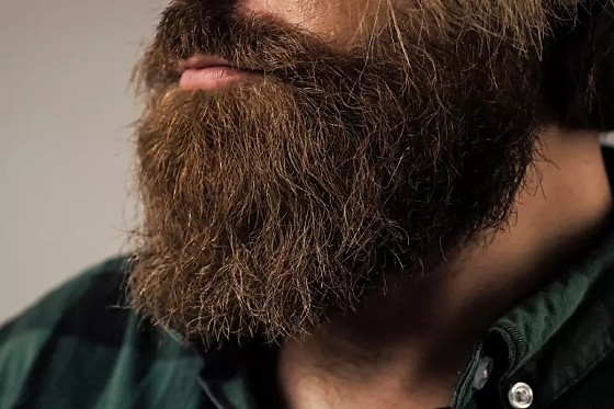 De acordo com a Justiça, o trabalhador se sentiu prejudicado por não poder usar barba 