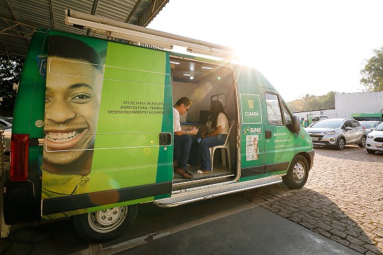 Os salários para vagas que exigem ensino fundamental ou menos e não pedem experiência variam entre R$ 1,5 mil e R$ 1,8 mil, com benefícios como vale-transporte, alimentação e, em alguns casos, planos de saúde, seguro e carreira.