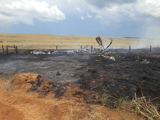 Avião pegou fogo após cair em fazenda.