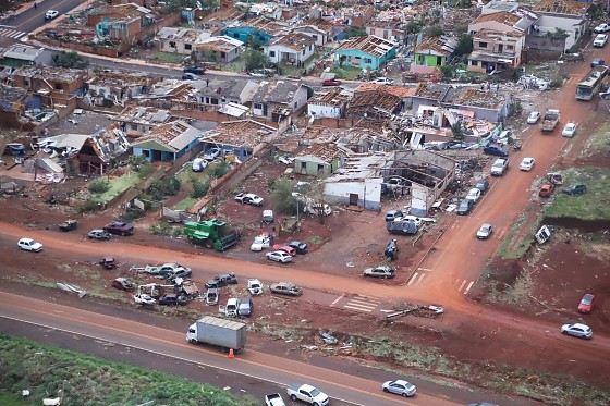O fenômeno chegou acompanhado de chuva intensa, granizo e ventos fortes, pegando parte da população de surpresa.
