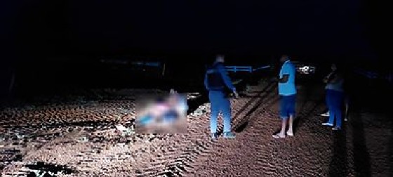 Por volta da 1h, a vítima chegou ao local embriagada junto com outras três pessoaas em um carro