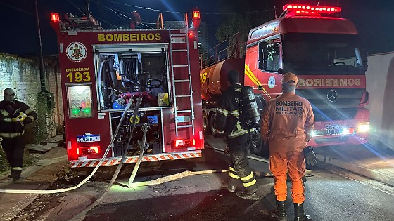Quando o Corpo de Bombeiros chegou ao local, moradores estavam assustados e tentando conter as chamas.