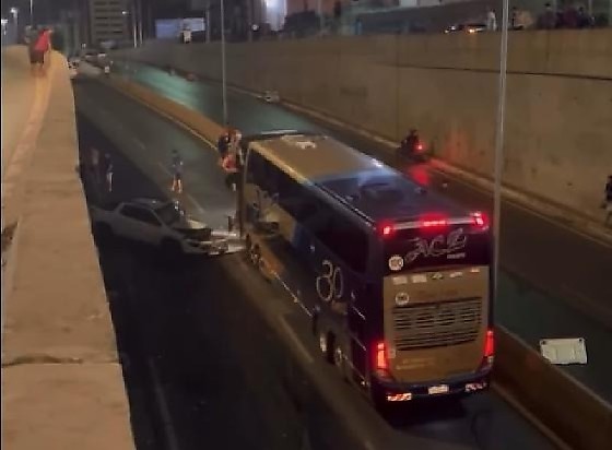 Batida entre ônibus e picape deixa dois feridos na Miguel Sutil 