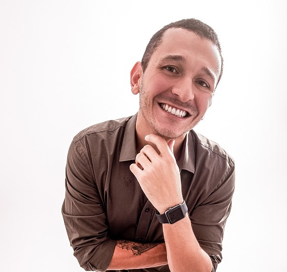Fellipe Rinschede Benevides é publicitário, sócio e diretor de criação do Cêpa Studio e da Neonbird Consultoria
