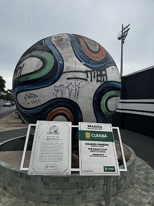 Bola Brazuca depredada em Cuiabá: um símbolo da corrupção