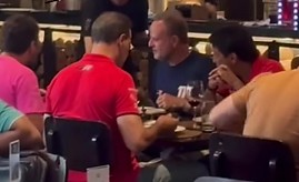 Rubinho Barrichello é flagrado almoçando em restaurante de Cuiabá