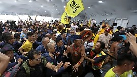 Indígenas e manifestantes da esquerda invadem sede da COP30 