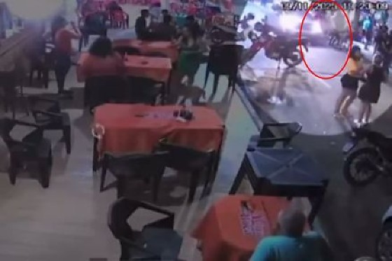 Após o impacto, o motorista segue por alguns metros e foge sem prestar socorro