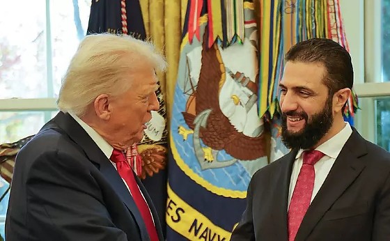 Após uma reunião a portas fechadas, Trump recebeu Ahmed diante da imprensa e presenteou-o com um frasco de perfume.