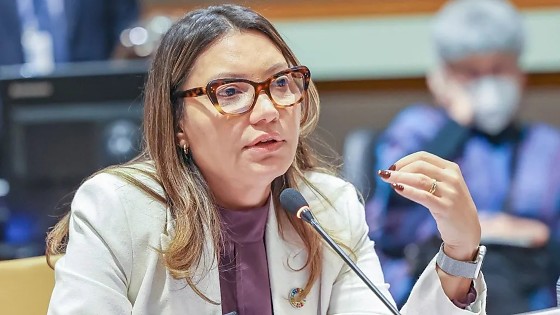 Janja percorreu os estandes de imprensa montados no evento e, ao passar por um grupo de jornalistas, lançou a provocação.