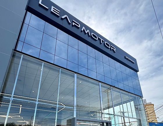 Com quase 30 anos de atuação no mercado automotivo, o Grupo Domani é referência em inovação e agora amplia seu portfólio ao trazer a Leapmotor para Mato Grosso. A empresa já representa Fiat, Jeep e RAM em cidades como Cuiabá, Várzea Grande, Rondonópo