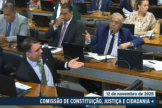 Senadores da direita Flávio Bolsonaro e Jayme Campos se desentendem durante sabatina do procurador-geral da República, Paulo Gonet.