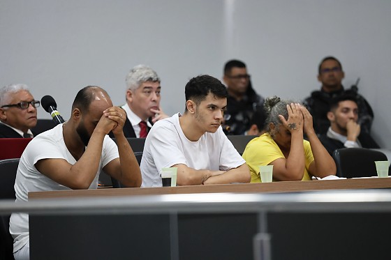 O julgamento teve início na terça-feira (12), foi suspenso à noite e retomado na manhã desta quarta (13)