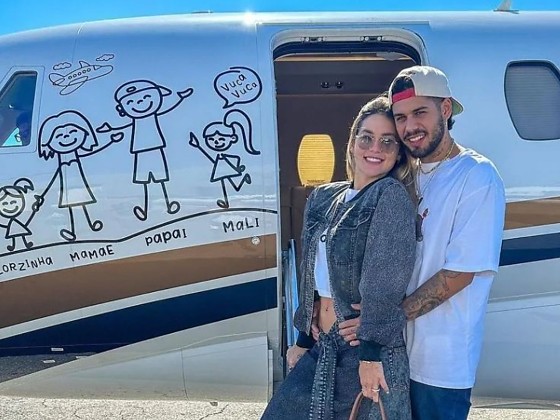 Zé Felipe e Virginia com o jatinho da família