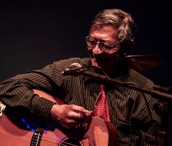 O cantor Júlio Reny, ícone da música gaúcha, foi espancado com um troféu dele próprio em Viamão