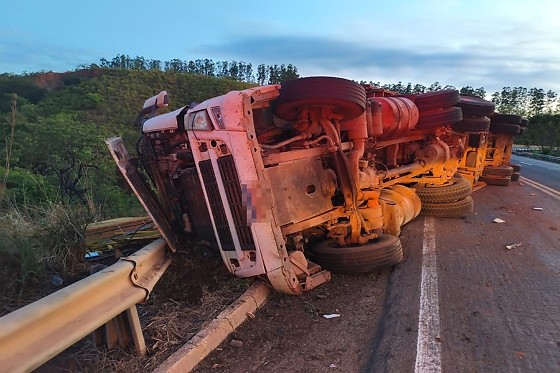 O motorista morreu após caminhão tombar às margens da BR-364, no km 133