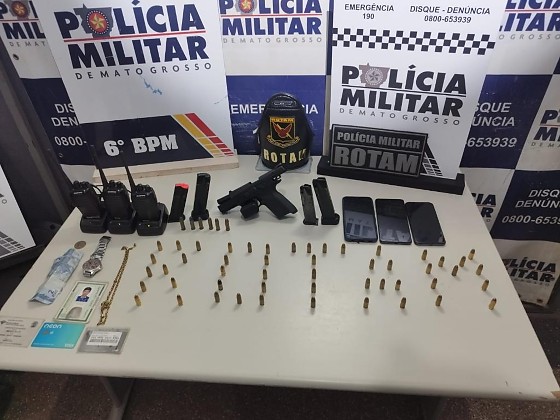 Os militares se deslocaram até o endereço e encontraram mais seis munições de calibre .38, 33 munições de calibre 9 mm, além de mais três carregadores e rádios.