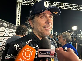 Cacá Bueno come baguncinha na Av. Getúlio Vargas em Cuiabá