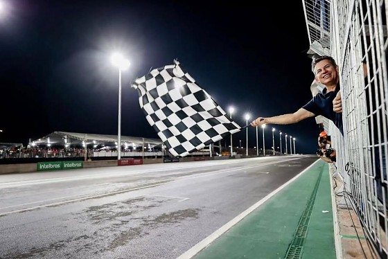 O governador Mauro Mendes bandeirou a prova final da Stock Car