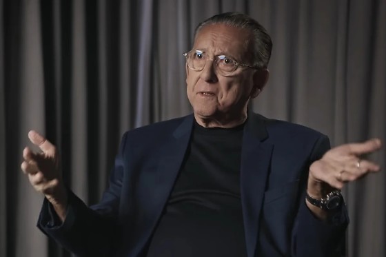 A família disse ao site que Galvão está se sentindo bem, lúcido e conversa com as pessoas ao redor.