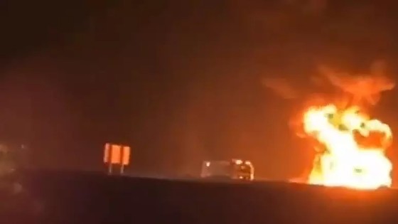 A polícia informou que apenas um passageiro sobreviveu e está hospitalizado em estado grave, enquanto outros 45 morreram.