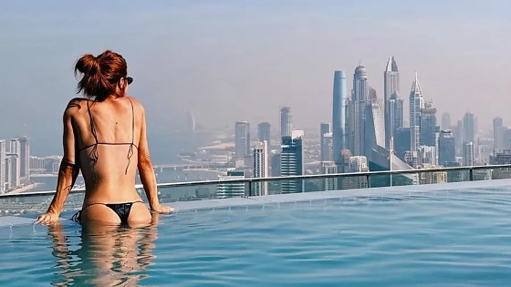 De férias com o marido Bruno Gagliasso, 43, a atriz compartilhou fotos hospedada no Address Beach Resort. 