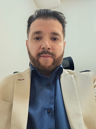 Dr. Adriano B. Pinho é Mestre em Ciências Aplicadas à Atenção Hospital, Cirurgião de Mão (RQE 3842), Ortopedista (RQE 2921) e vice-presidente do CRM-MT e da SBOT-MT