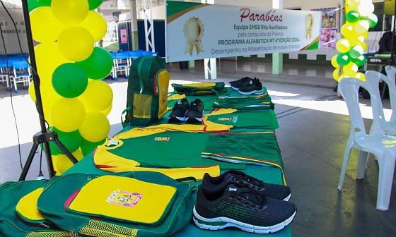 Prefeita Flávia Moretti é alvo de denúncia sobre slogan em material escolar