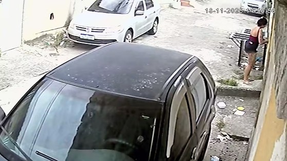 Ester da Silva Simões teve dificuldade de abrir a porta de casa quando o incêndio começou