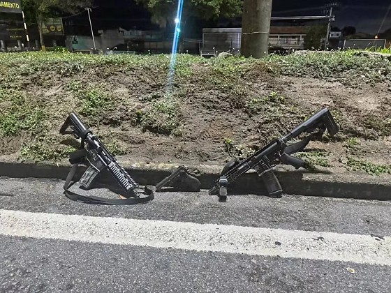 Foram apreendidos dois fuzis, uma pistola, além de granadas.