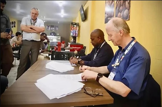 Um dia após o incêndio na Zona Azul da COP30, em Belém, seis pessoas seguem internadas nos serviços de saúde da capital paraense. 