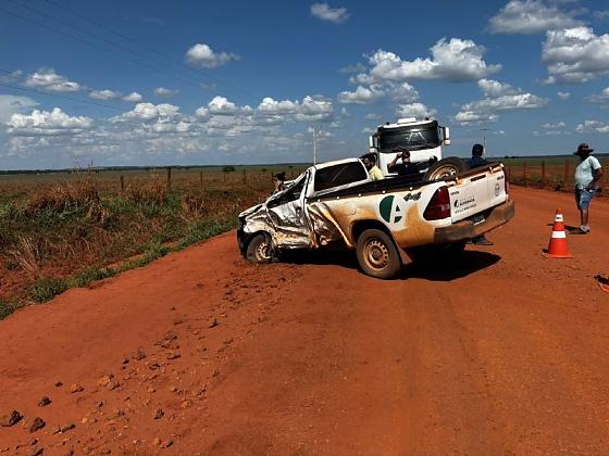 Com o impacto da batida, o condutor da Hilux morreu ainda no local. 
