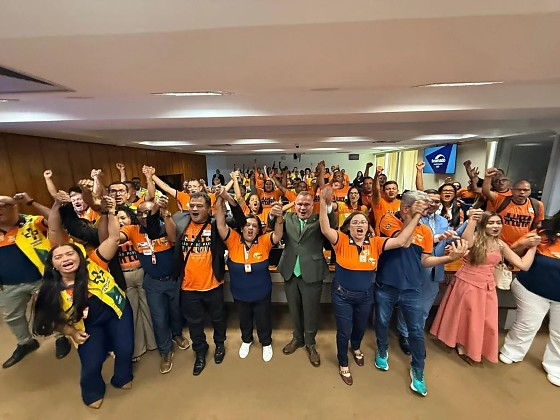 O PLP regulamenta a aposentadoria especial dos ACS e ACE, garantindo integralidade, paridade e regras claras de idade e tempo de serviço.