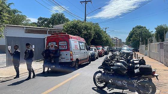 A ocorrência começou por volta das 8h, quando ele entrou em surto e chegou a atirar duas vezes contra uma parede da unidade