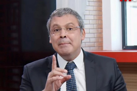 Lindbergh disse que mesmo em prisão domiciliar, Bolsonaro seguia “atuando politicamente para tensionar o ambiente e pressionar instituições”.