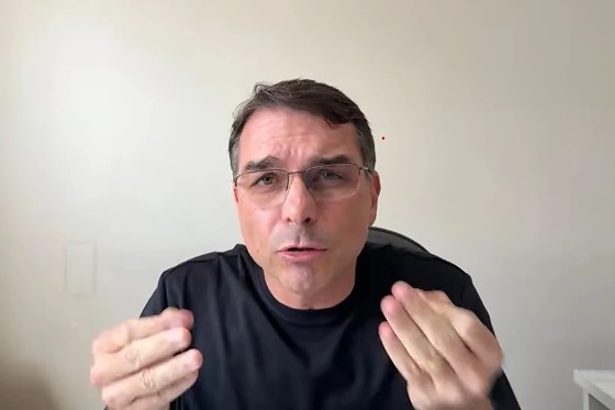 Segundo Flávio, a vigília seria uma oportunidade para pedir pela saúde de Bolsonaro