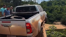 Caminhonete com equipe do vice-governador fica pendurada em ponte 