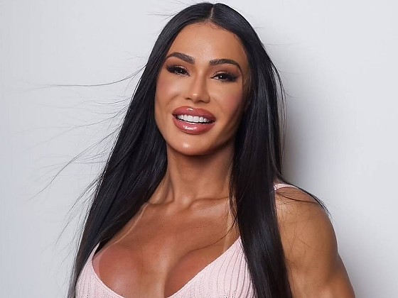 A influenciadora fitness Gracyanne Barbosa surpreendeu os seguidores nesta segunda-feira (24/11) ao anunciar o lançamento da sua linha própria de ovos, batizada de GracyOvos. 